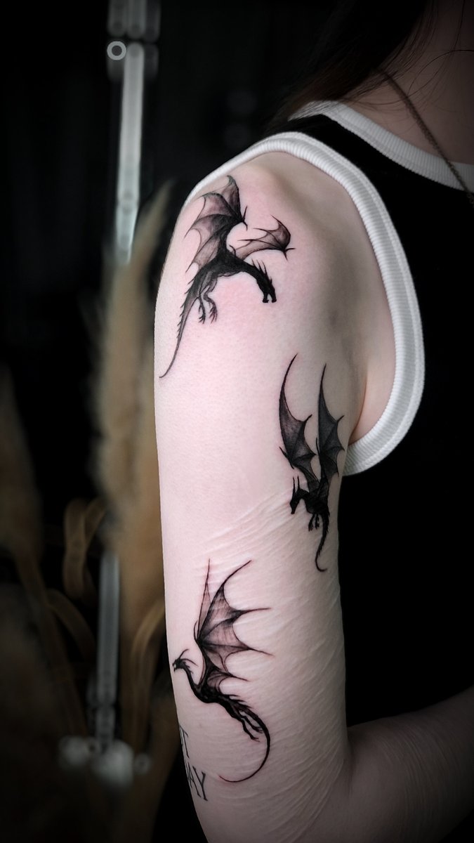 Kleine Drachen Fine Line Cover-up Tattoo über Narben