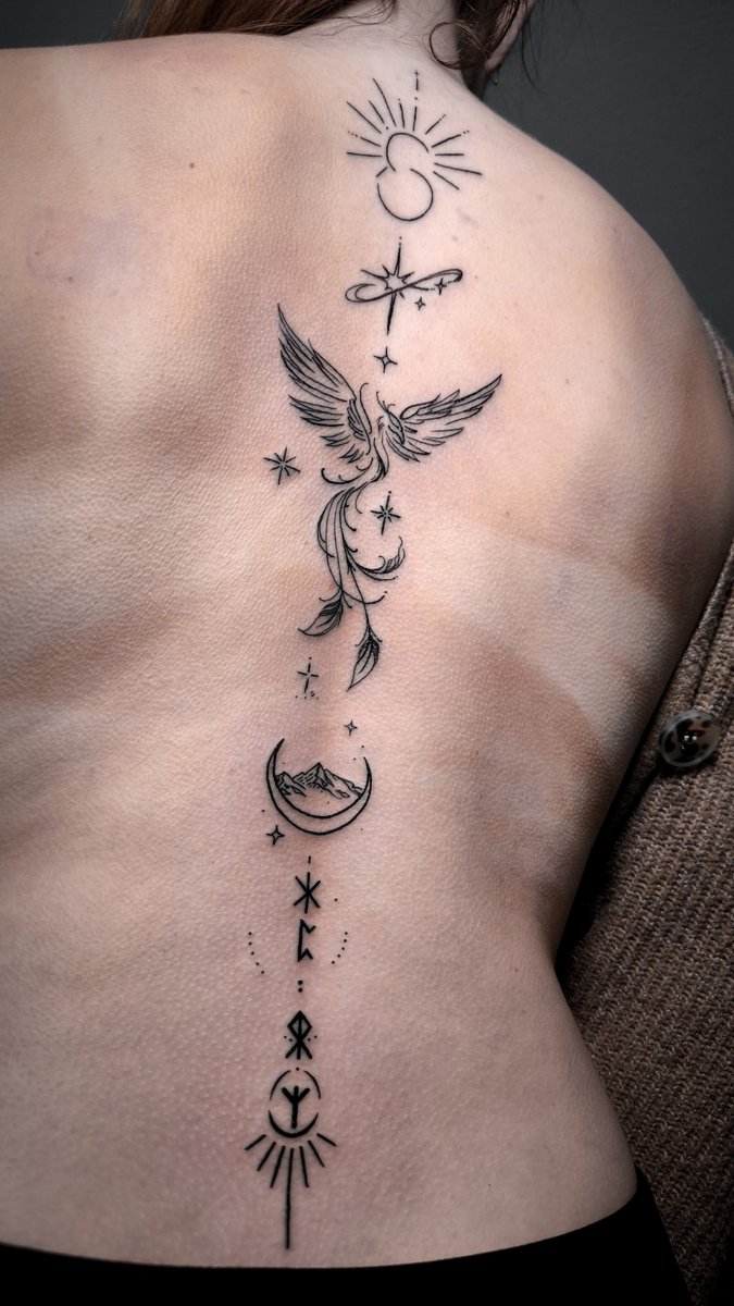 Phönix Wirbelsäule Fine Line Tattoo