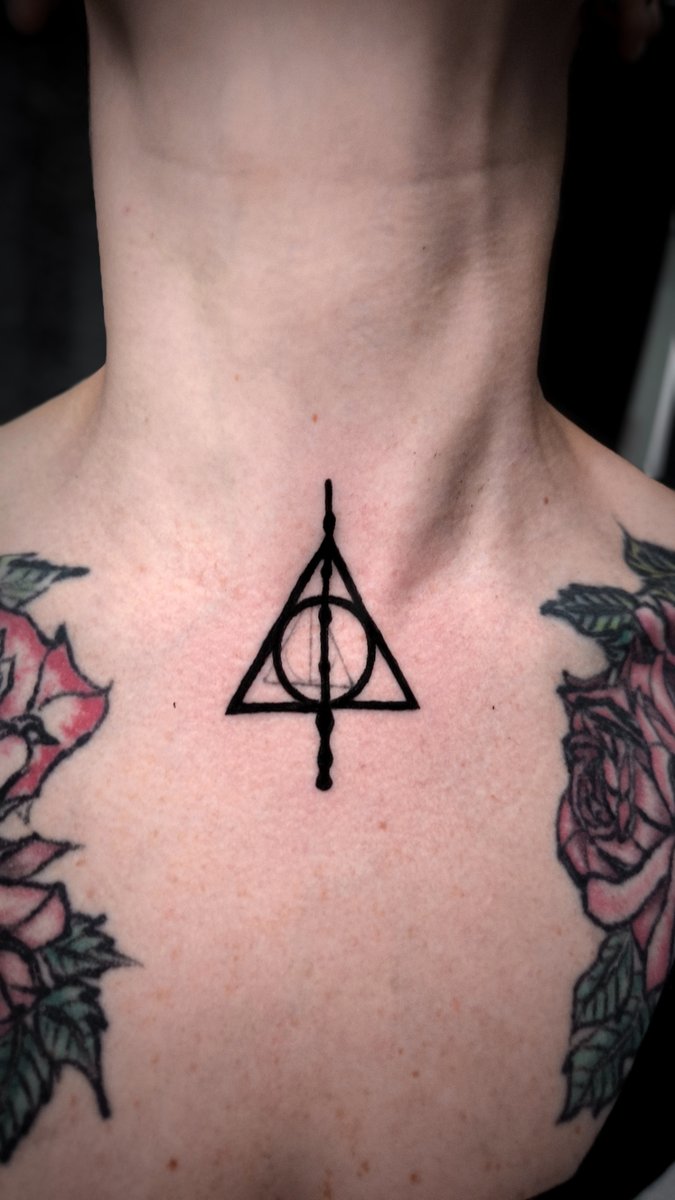 Heiligtümer des Todes Hals Tattoo