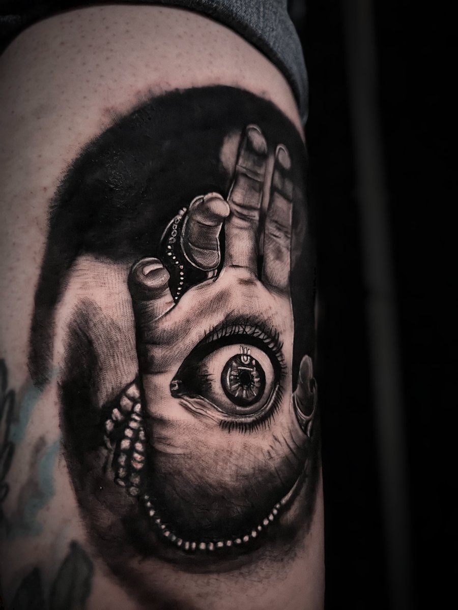 Auge in Hand Realism Tattoo dunkel