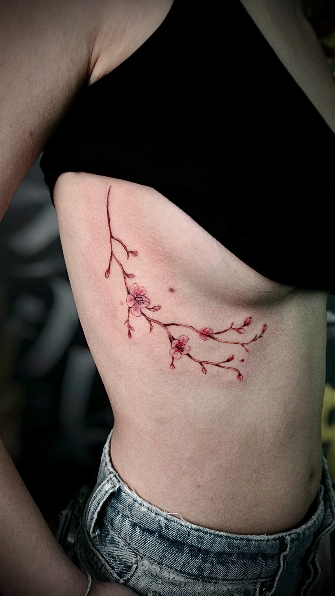 Fine Line Kirschblüten Tattoo