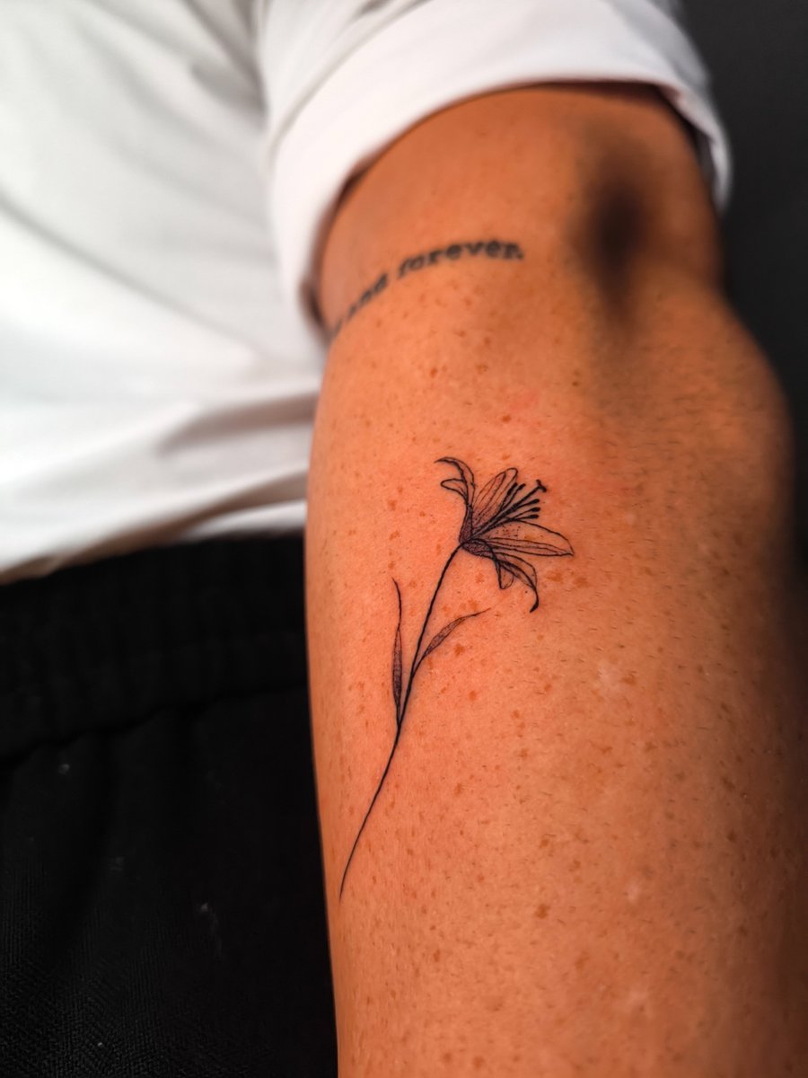 Lilie Fine Line Tattoo