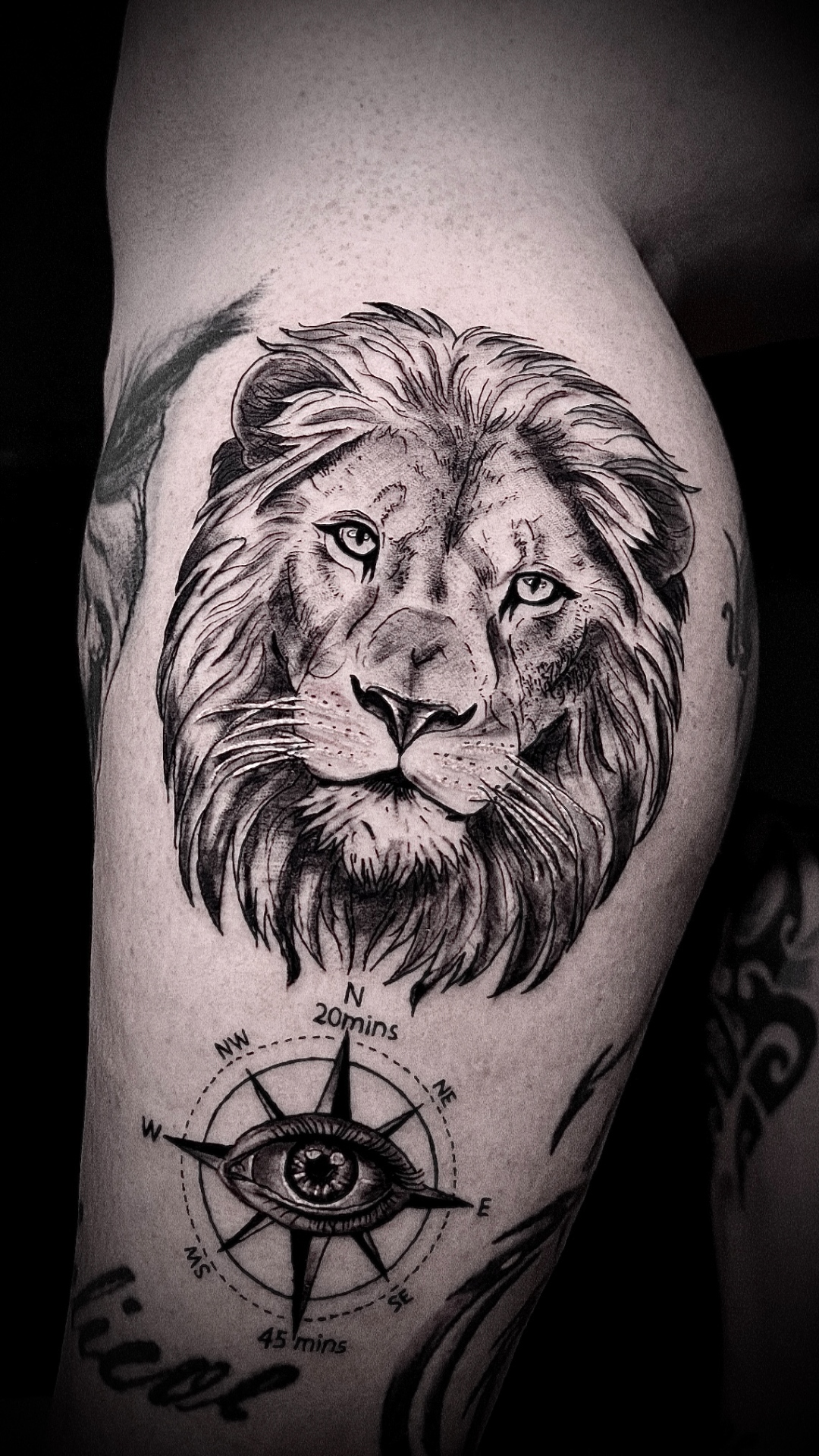 Löwe mit Kompass Realism Tattoo